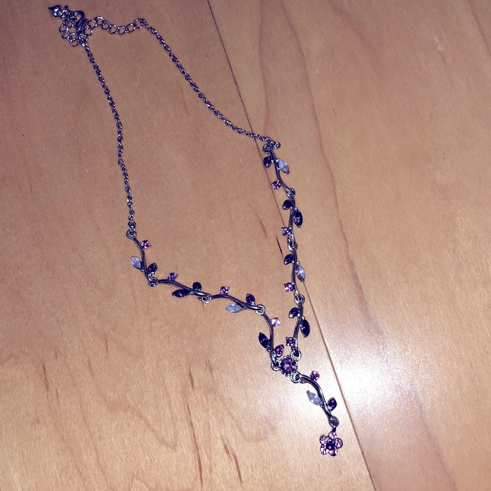 Fashionable necklace with rhinestone design